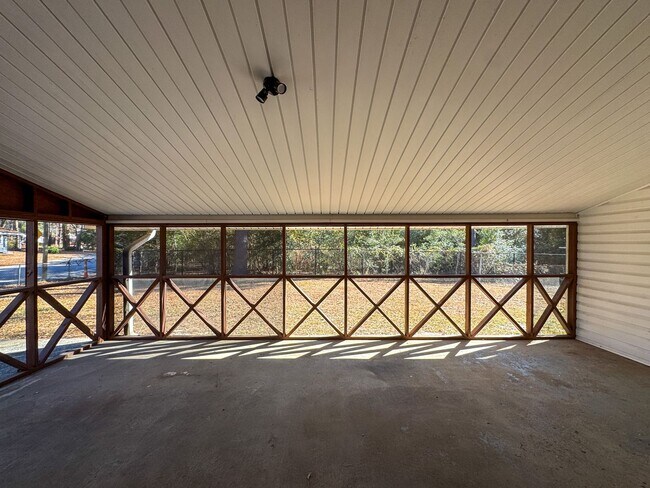 Building Photo - Charming 3 Bed 1.5 Bath Home with Flex Room