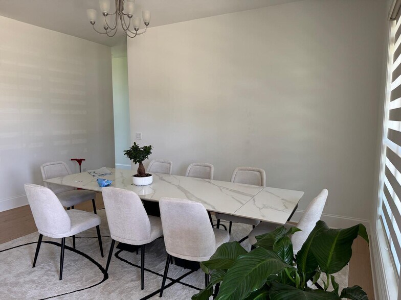 dining room - 6490 Pond View Dr