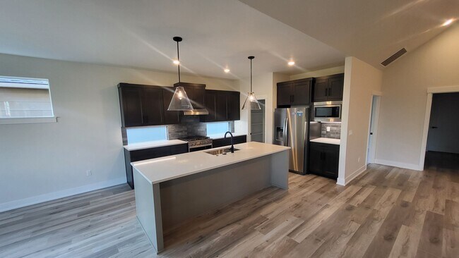 Building Photo - 4 BR/2.5 BA Single-Level home at Trailside