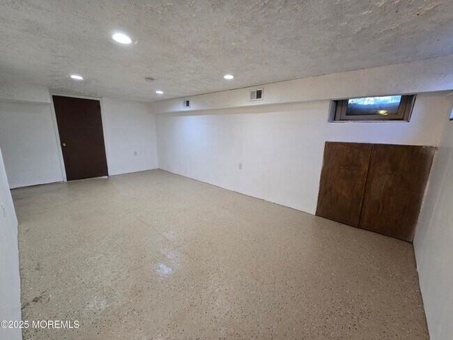 Building Photo - 140 Primrose Ln