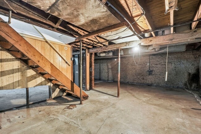 Building Photo - Spacious 4 Bedroom House with New Updates