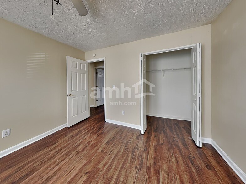 Building Photo - 227 Starlyn Dr