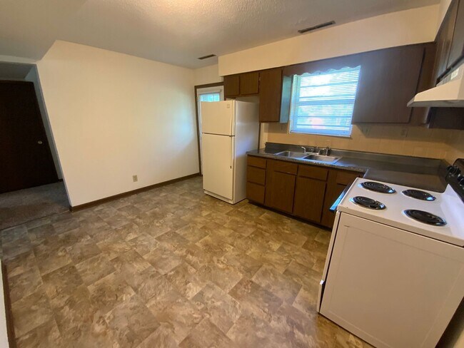 Building Photo - 560 NE Park Ln