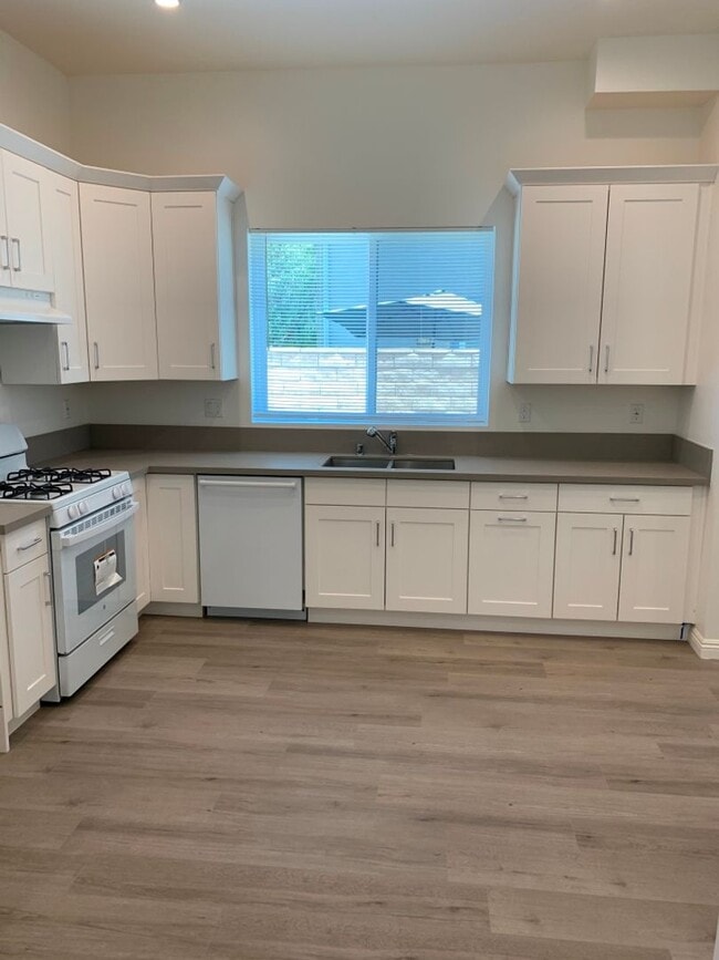 Building Photo - Upgraded 4+3.5 in Sylmar w/backyard + garage!