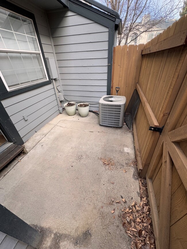 Building Photo - 1938 Newland Ct