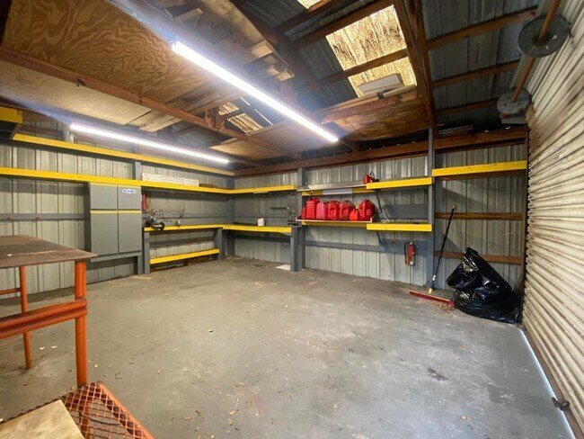 Building Photo - 2/1 plus bonus room in Holly Hill