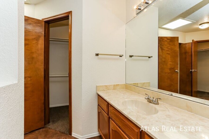 Building Photo - 7648 S Danforth Ave