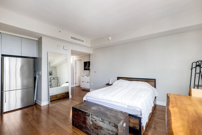 Building Photo - San Diego VIEW UNIT! Downtown  Gaslamp Quarter Three Weeks FREE Furnished  Studio -Available NOW!