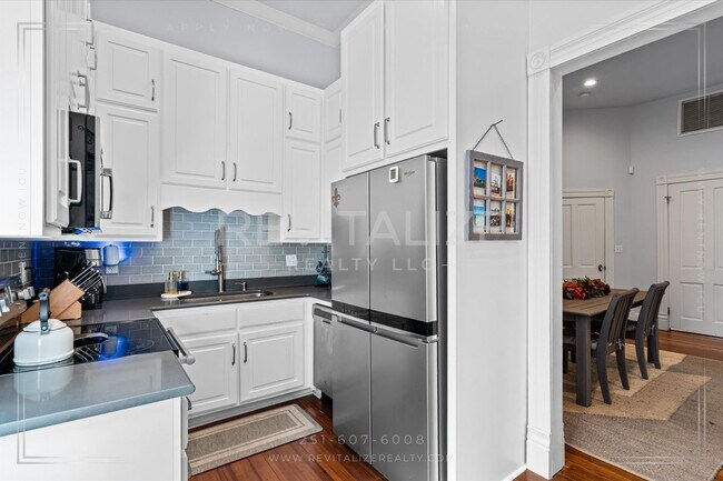 Building Photo - Beautiful Victorian Home in the Heart of S...