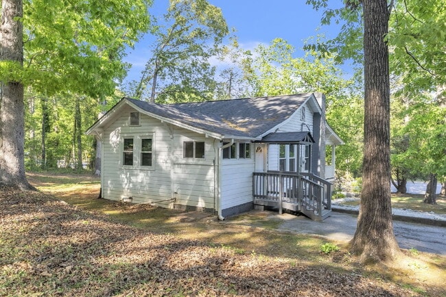 Building Photo - Cozy 2 Bed / 1 Bath Bungalow Near the Blue Ridge Mountains on Nearly 1 Acre $1,595/mo rent