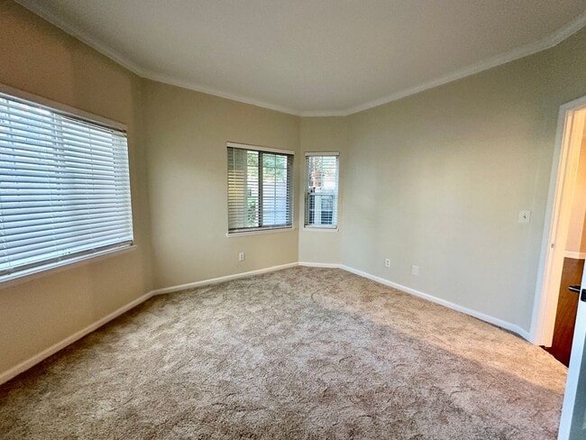 Building Photo - Great 2 Bedroom Townhome- Move in Ready! Washer/Dryer Garage