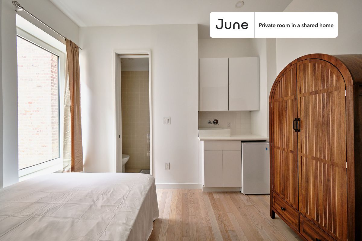 Building Photo - Private bedroom in 4 bed/4 bath Home