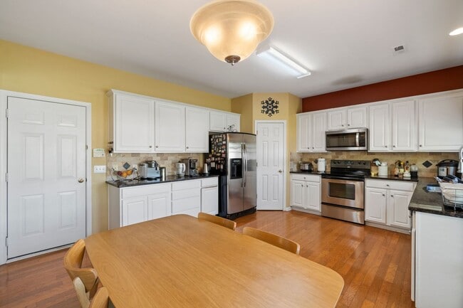 Building Photo - Beautiful 4 Bedroom, 2.5 Bath in Ballantyn...