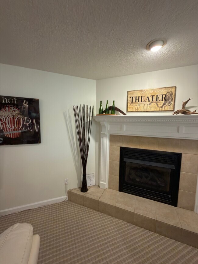 Building Photo - Hutch Apartment