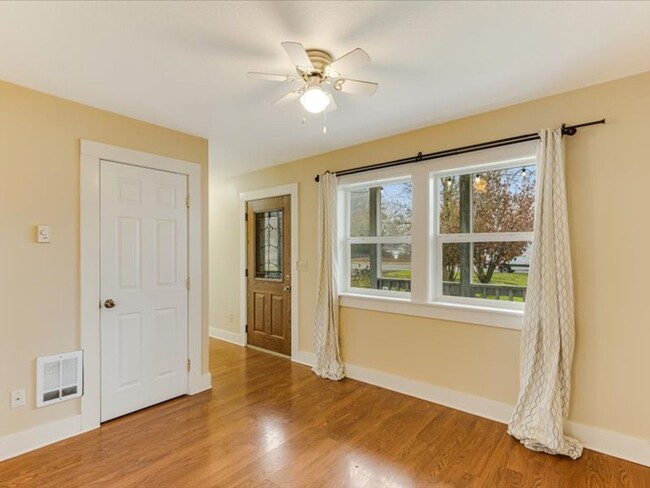 Building Photo - Charming two bedroom house in Vancouver wi...