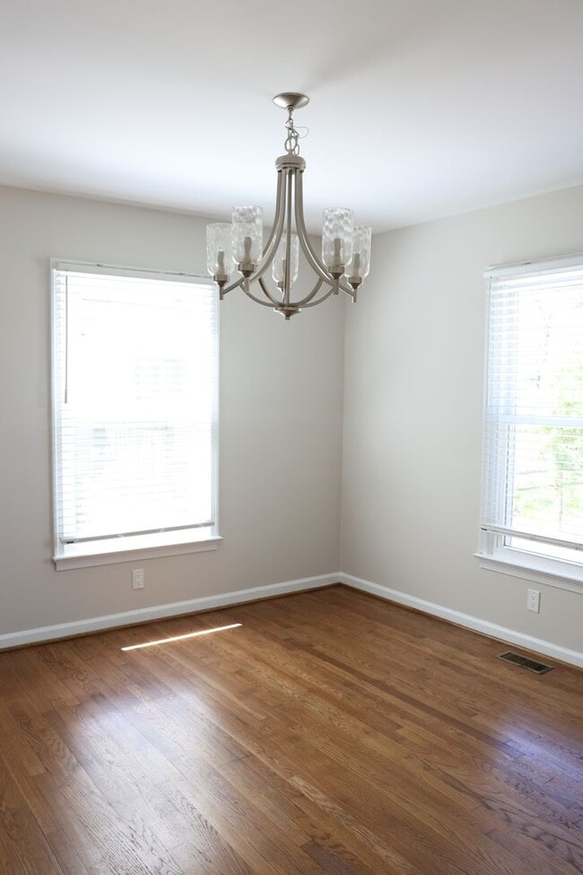 Building Photo - Fabulous neighborhood 4 BR home right on Elizabeth Lake