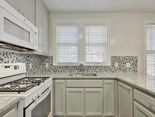 Building Photo - Remodeled 6 Bedroom Walking Distance to UT