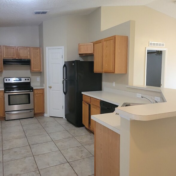 Building Photo - 935 Vanderbilt Dr