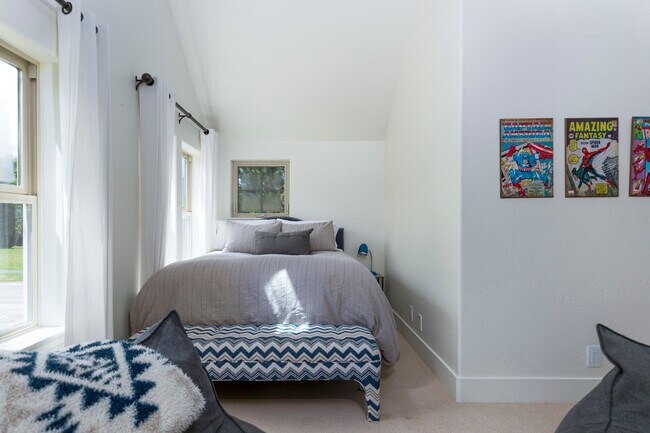 Building Photo - 405 Meadow Ct