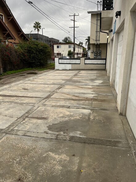 Building Photo - 3955 S Budlong Ave