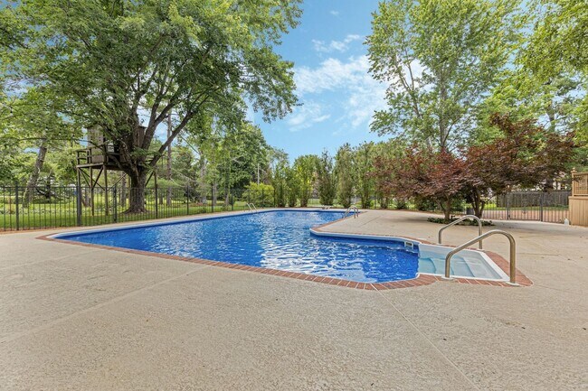 Building Photo - AVAILABLE NOW-- 4-Bed/5-Bath in the heart ...