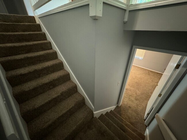 Building Photo - SPACIOUS DUPLEX in Southeast Springfield w...