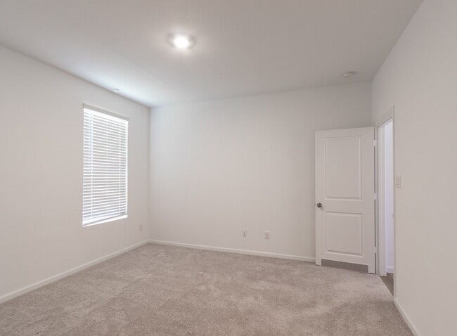 Building Photo - 705 Western Fern