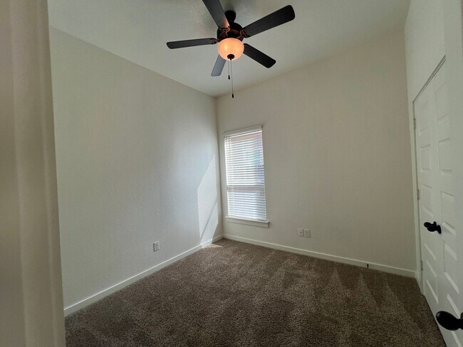 Building Photo - Luxury 3/2 duplex in NBTX