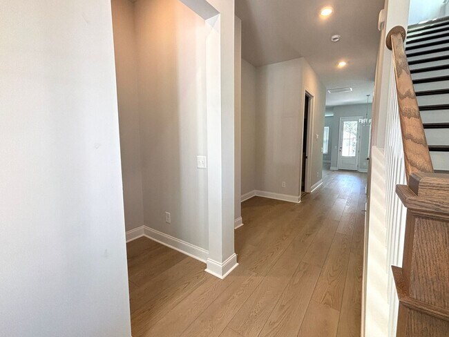 Building Photo - Beautiful 4-Bed Home in Limehouse Village ...