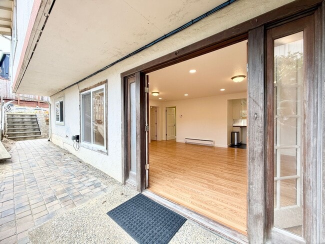 Primary Photo - Coastal Living at its Finest (In-Law Suite...