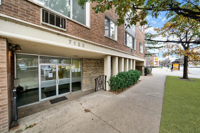 Building Photo - 7120 N Sheridan Rd