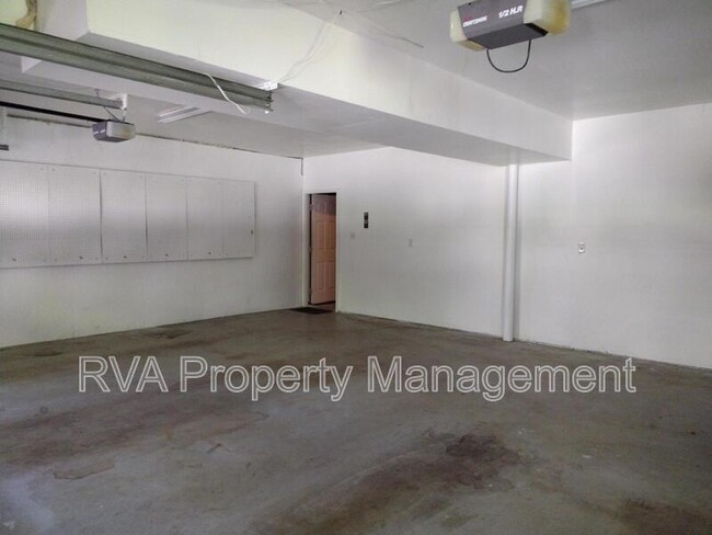Building Photo - 5815 Meadowood Pl
