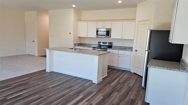 Building Photo - 2102 Prairie Ln