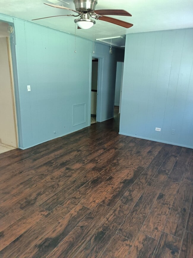 Building Photo - 385 Jones Rd