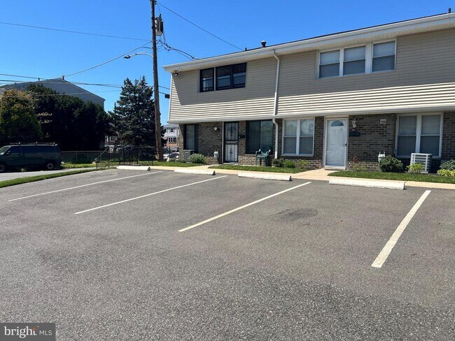 Building Photo - 3850 Woodhaven Rd