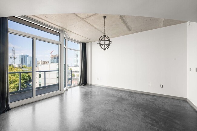 Building Photo - Awesome 1BE/1BA Condo in the Gulch w/2-res...