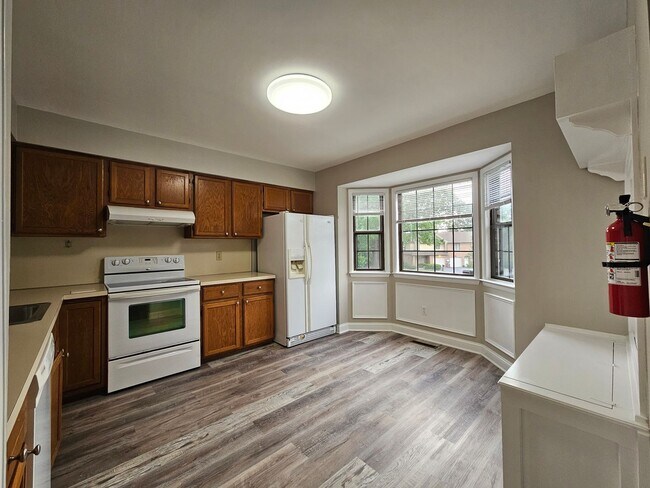 Building Photo - 3 Bedroom 1.5  bathroom End unit Townhouse near Bethlehem Catholic High School.