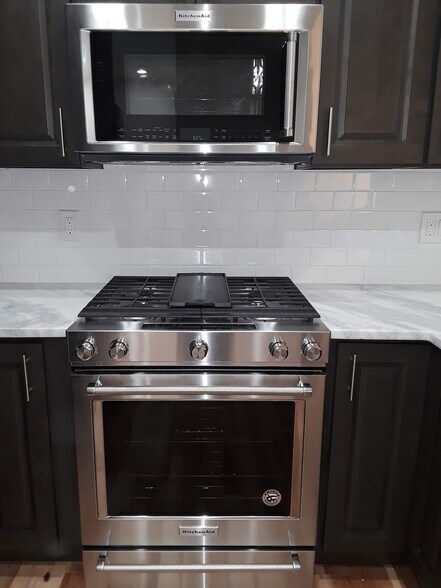 Gas range - 8814 N Edison St