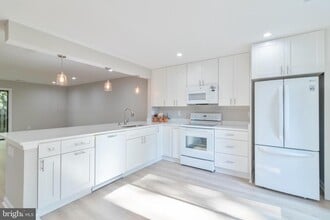Building Photo - 8748 Ridge Hollow Ct