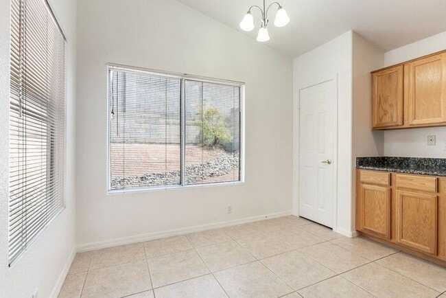 Building Photo - Enjoy an open floor plan with all appliances!