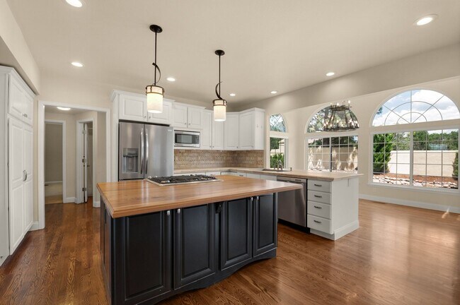 Building Photo - 2420 Regal View Ct