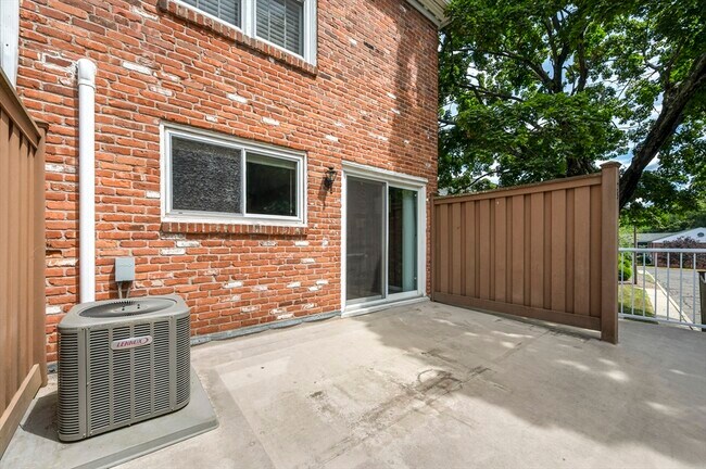 Building Photo - 25 Yorktown Dr