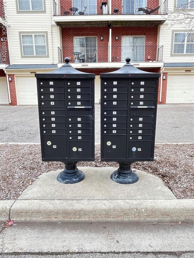 Building Photo - 3255 Camden Dr