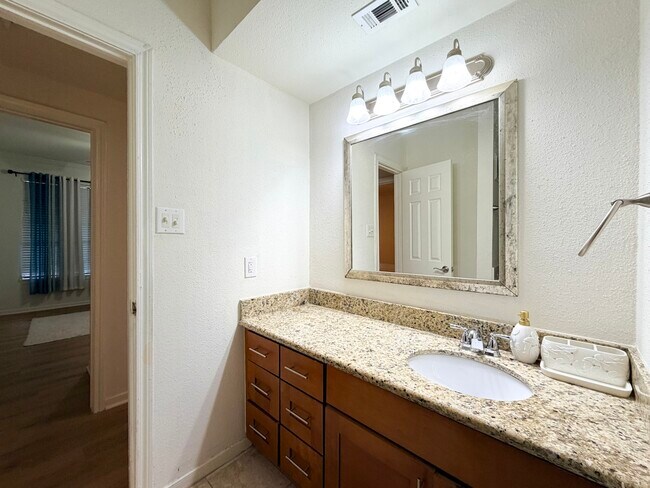 Building Photo - 2255 Braeswood Park Dr