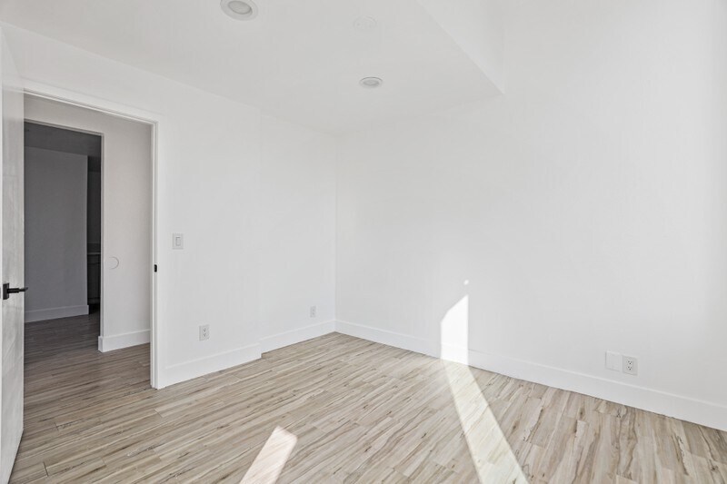 Building Photo - 850 N Van Ness Ave