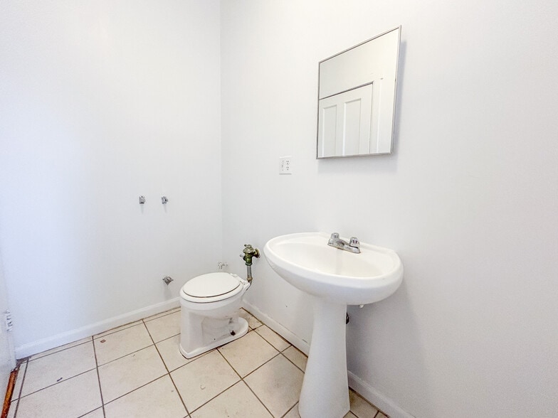 Building Photo - 1324 W Estes Ave