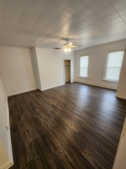 Living Room (15.5x17.5) - 243 W Brady St
