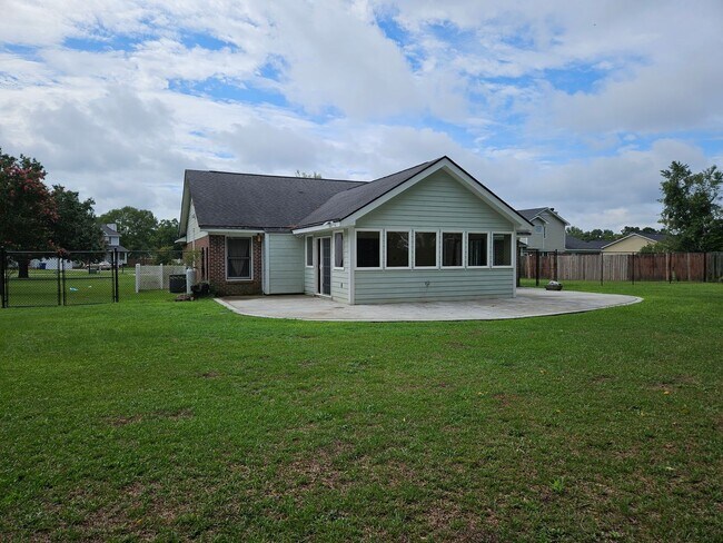 Building Photo - New on Rental Market - 3 bed, 2 bath, full...