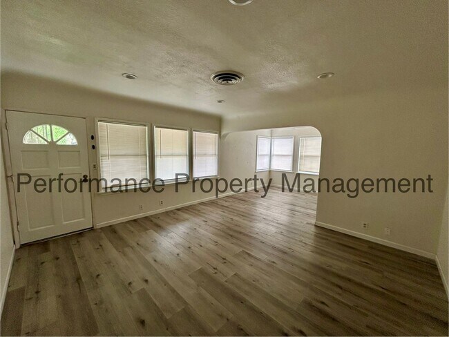 Building Photo - Charming 3 Bed/2 Bath NE Bakersfield Home w/ RBP & $0 Deposit Option