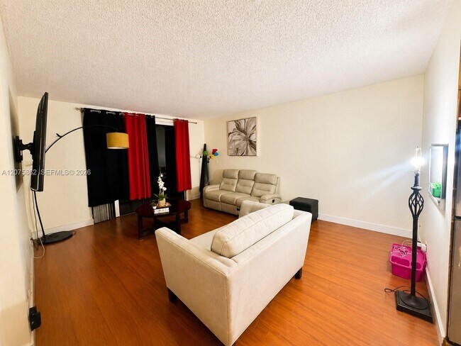 Building Photo - 3730 Inverrary Dr